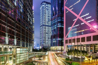 Hong Kong 'da gece araba trafiği Hong Kong, Çin' de Merkez Bölgesi gökdelenleriyle