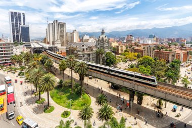 Medellin Ufuk Çizgisi Metro de Medellin treniyle Medellin, Kolombiya 'daki Plaza Botero Meydanı' nda.