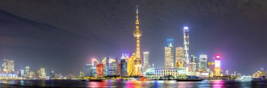 Shanghai silueti Doğu İnci Kulesi Huangpu nehri ile Çin 'de geceleyin Pudong Panorama' da.