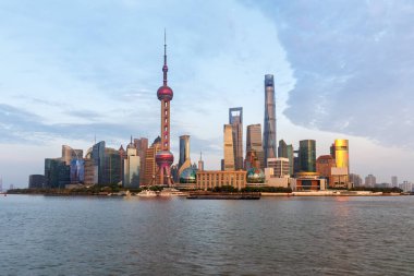 Şangay silueti Çin 'in merkezindeki Pudong şehir merkezindeki Doğu İnci Kulesi Huangpu Nehri ile Bund' da.