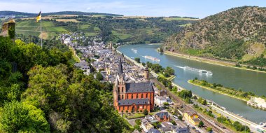 Oberwesel, Deutschland - 6. Ağustos 2024: Stadt Oberwesel im UNESCO Weltkulturerbe Oberes Mittelrheintal am Fluss Rhein, Oberwesel, Deutschland.