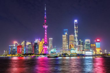 Şanghay silueti doğu inci kulesi Huangpu nehri ile Çin 'de geceleri Pudong şehir merkezinde.