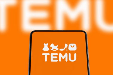 Stuttgart, Almanya - 8 Şubat 2025: Çin 'den gelen Temu logosu Stuttgart, Almanya' da bir cep telefonu ve bilgisayar ekranında.
