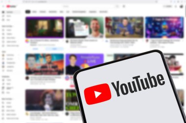 Stuttgart, Almanya - 8 Şubat 2025: YouTube uygulama logosu çevrimiçi video paylaşım platformu Stuttgart, Almanya 'da bir cep telefonu ve bilgisayarda.
