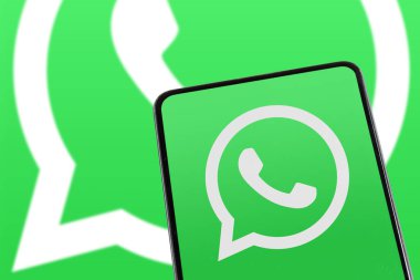 Stuttgart, Almanya - 8 Şubat 2025: WhatsApp logo kurye uygulaması Almanya 'nın Stuttgart kentindeki bir cep telefonu ve bilgisayar ekranından mesaj gönderiyor.