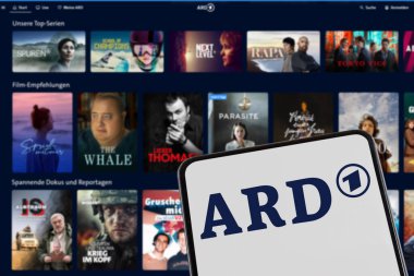 Stuttgart, Almanya - 8 Şubat 2025: ARD Das Erste logo TV kanalı medya kütüphanesi web sitesini Stuttgart, Almanya 'da bir cep telefonu ve bilgisayar ekranında yayınladı.