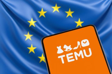 Stuttgart, Almanya - 8 Şubat 2025: Avrupa Birliği bayrağıyla Çin 'den gelen Temu logosu Almanya' nın Stuttgart kentinde cep telefonunda ekommerce.