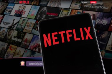 Stuttgart, Almanya - 8 Şubat 2025: Almanya 'nın Stuttgart kentindeki bir cep telefonu ve bilgisayar ekranında Netflix logosu.