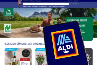 Stuttgart, Almanya - 8 Şubat 2025: Aldi Sud, Almanya 'nın Stuttgart kentinde bir cep telefonu ve web sitesinde çevrimiçi mağaza ekommerce ile indirimli süpermarket açtı.
