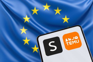 Stuttgart, Almanya - 8 Şubat 2025: Temu ve Shein uygulama logosu Avrupa Birliği bayrağı ekommerce ile Çin 'den Almanya' nın Stuttgart kentinde cep telefonunda çevrimiçi pazar.