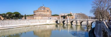 Roma, İtalya 'da Ponte Sant' Angelo köprüsü ve Tiber nehri manzaralı tarihi Castel Sant 'Angelo kalesi