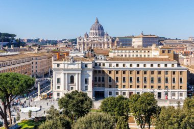 Roma, Vatikan 'daki Aziz Peter Bazilikası ile İtalya' nın yukarısından yükseliyor.