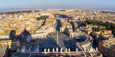Vatikan 'daki Roma Saint Peter Meydanı İtalya' daki panorama siluetinin yukarısından gökyüzü manzarası