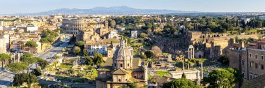 Roma silueti Roma Forumu ve Colosseum hava manzaralı Panorama antik kenti İtalya 'daki tarihi tapınak kalıntıları