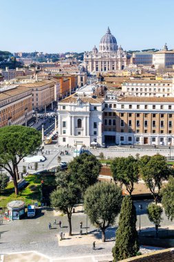 Vatikan şehir portresi formatında Aziz Peter Bazilikası ile Roma ufuk çizgisi İtalya 'nın yukarısından
