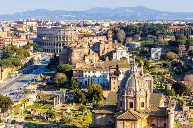 Roma Roma silueti Roma Forumu ve Colosseum hava manzarası İtalya 'daki tarihi tapınak kalıntıları