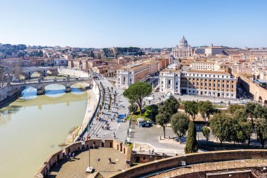 Vatikan 'da Aziz Peter Bazilikası ile Roma' da gökyüzü, İtalya 'nın yukarısından Tiber nehri yükseliyor.