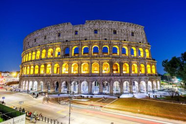 Kolezyum antik amfitiyatro geceleri Roma, İtalya 'da mavi saat