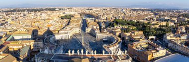 Vatikan 'daki Roma Saint Peter Meydanı gökyüzü manzaralı İtalya' nın ufuk çizgisinden