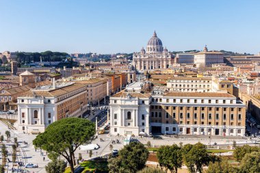 Roma, Vatikan 'daki Aziz Peter Bazilikası ile İtalya' nın yukarısından yükseliyor.