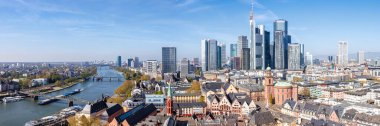 Frankfurt gökdelenleri şehir merkezinde Romer ve Main nehir manzarası ile Frankfurt, Almanya 'nın üst manzarası