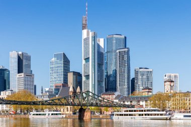 Frankfurt gökdelenleri ve nehir kıyısında kıyıları olan Frankfurt, Almanya 'da köprü gezisi botları