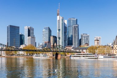 Frankfurt gökdelenleri, nehir kıyısında kıyıları ve Frankfurt, Almanya 'da tekne gezisi kuğusu olan