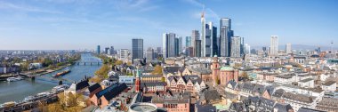 Frankfurt gökdelenleri şehir merkezinde, Frankfurt, Almanya 'nın üst manzarasından Rmer portresi biçiminde.