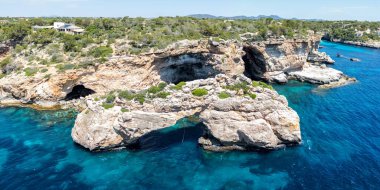 İspanya 'nın Akdeniz yaz panoramasında Mallorca adasında Cala Santanyi yakınlarında doğal kemer Es Pontas