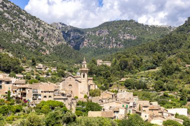 Mallorca adasındaki Valldemossa köyü. İspanya 'daki Serra de Tramuntana' da yaz tatilinde kilise tatili.