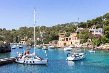 Mallorca adasındaki Cala Figuera Körfezi. Yaz tatilinde İspanya 'da deniz kenarında yelkenli gezisi.