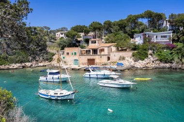 Mallorca adasında Cala Figuera Körfezi 'nde. Yaz tatilinde İspanya' da deniz kenarında tekneleri var.