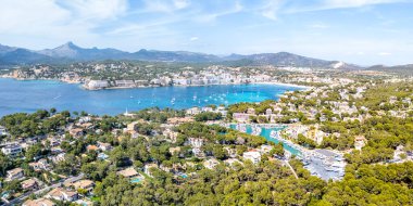 Santa Ponsa 'da Mallorca Adası' nın havadan görünüşü ile marinadan tekne gezisi İspanya 'da deniz sahili panorama yazı.