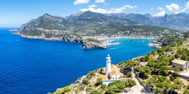 Mallorca Adası 'ndaki Port de Soller. İspanya' daki deniz manzaralı deniz feneriyle birlikte.