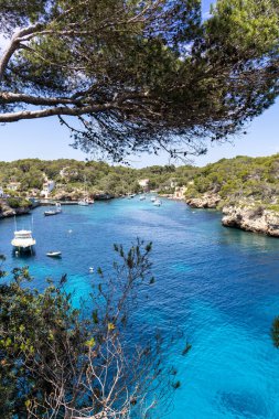 Mallorca adasında Cala Figuera Körfezi 'nde yelkenli tatilinde İspanya' da yaz portresi formatında.