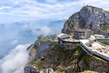 İsviçre Alpleri 'ndeki Pilatus Dağı zirvesinde İsviçre' de uçan teleferikli araç seyahat ediyor.