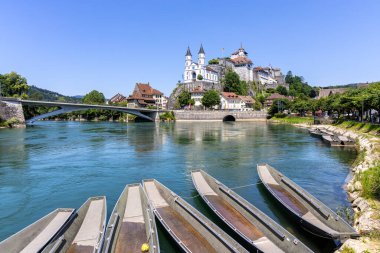 Aarburg şehri nehir kıyısında. İsviçre 'de kilise, kale ve tekneler var.