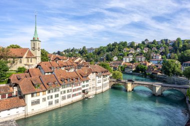 Nehir kıyısındaki Bern şehrinde Nydegg kilisesi İsviçre 'de seyahat ediyor.