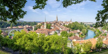 Bern şehri nehir kıyısında Berner Munster kilisesi olan eski bir kasaba İsviçre 'de.