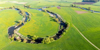 Genç Tuna nehri manzarası yukarıdan Geisingen, Almanya yakınlarındaki gezici bir manzara.