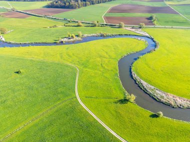 Genç Tuna nehri manzarası yukarıdan Almanya 'da Geisingen yakınlarında seyahat ediyor.
