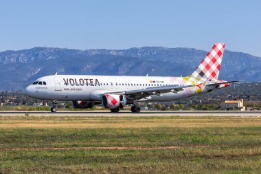 Palma de Mallorca, İspanya - 27 Mayıs 2025: Volotea Airbus A320 İspanya Palma de Mallorca Havaalanı.