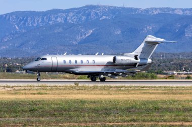 Palma de Mallorca, İspanya - 27 Mayıs 2025: VistaJet Bombacı Challenger İspanya 'daki Palma de Mallorca havaalanında 350 uçak.
