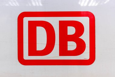 Frankfurt, Almanya - 11 Nisan 2025: Almanya 'nın Frankfurt kentindeki ana tren istasyonunda bir InterCity Express ICE trenine DB Deutsche Bahn logosu tabelası.