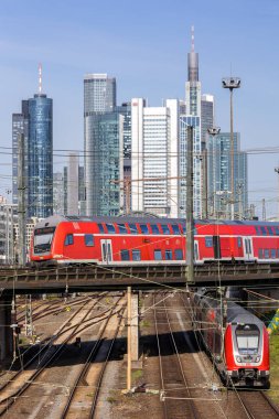Frankfurt, Almanya - 11 Nisan 2025: Frankfurt, Almanya 'daki ana tren istasyonunda Deutsche Bahn DB Regio' nun bileklik tren vagonu.