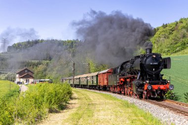 Blumberg, Almanya - 2 Mayıs 2025: Sauschwaenzlebahn buharlı tren lokomotifi Blumberg, Almanya 'daki Epfenhofen tren istasyonunda.