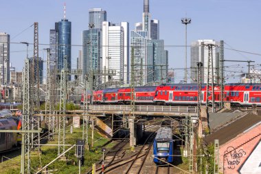 Frankfurt, Almanya - 11 Nisan 2025: Frankfurt, Almanya 'daki ana tren istasyonunda banliyö trenleri.