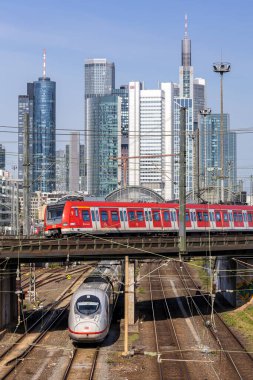 Frankfurt, Almanya - 11 Nisan 2025: Frankfurt, Almanya 'daki ana tren istasyonunda S-Bahn Rhein-Main ve ICE 3 banliyö treni.