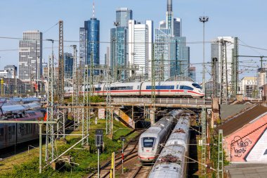 Frankfurt, Almanya - 11 Nisan 2025: Almanya 'nın Frankfurt kentindeki ana tren istasyonunda Deutsche Bahn DB' nin ICE hızlı trenleri.
