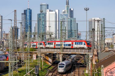 Frankfurt, Almanya - 11 Nisan 2025: Vias Demiryolu GmbH banliyö treni ve Frankfurt, Almanya 'daki ana tren istasyonunda bir ICE.